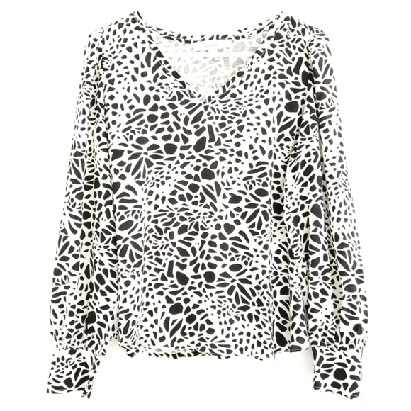NEW Animal Print Mixed Media V-neck Top - Picture 2 of 13